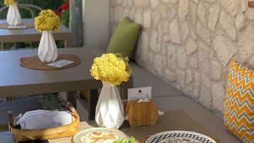 Suíte família | Frigobar, individualmente decorados, Wi-Fi de cortesia, roupa de cama