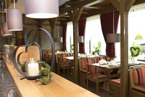 Se sirven cenas y cocina local e internacional 