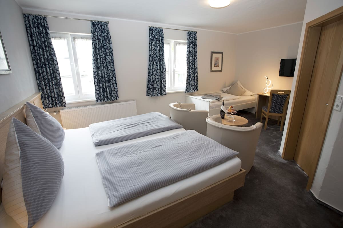 Comfort driepersoonskamer | Een bureau, gratis wifi, beddengoed
