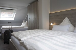 Comfort Quadruple Room | Desk, free WiFi, bed sheets - Hotel Forsthaus (Winterberg)