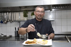 Der serveres aftensmad og lokale og internationale retter 