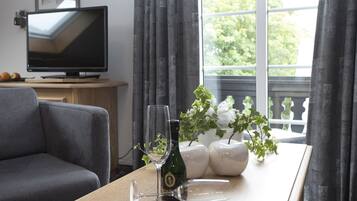 Deluxe-Doppelzimmer | Wohnbereich | Flachbildfernseher