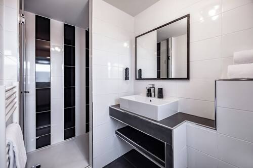 Articles de toilette gratuits, sèche-cheveux, serviettes fournies, savon