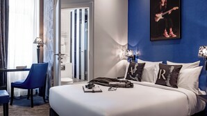 A hotel room with a bed, a desk, a chair, and a large window. - Hotel Arok (Strasbourg)