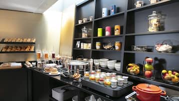 Desayuno buffet diario (EUR 16 por persona)