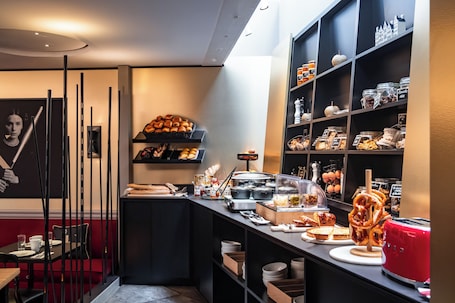 Petit déjeuner buffet servi tous les jours en supplément. Hotel Arok
