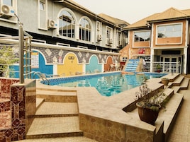 Una piscina al aire libre