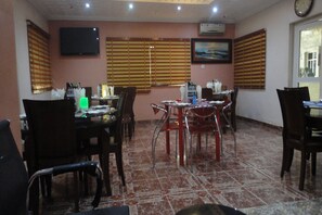 Ilmainen päivittäinen mannermainen aamiainen 