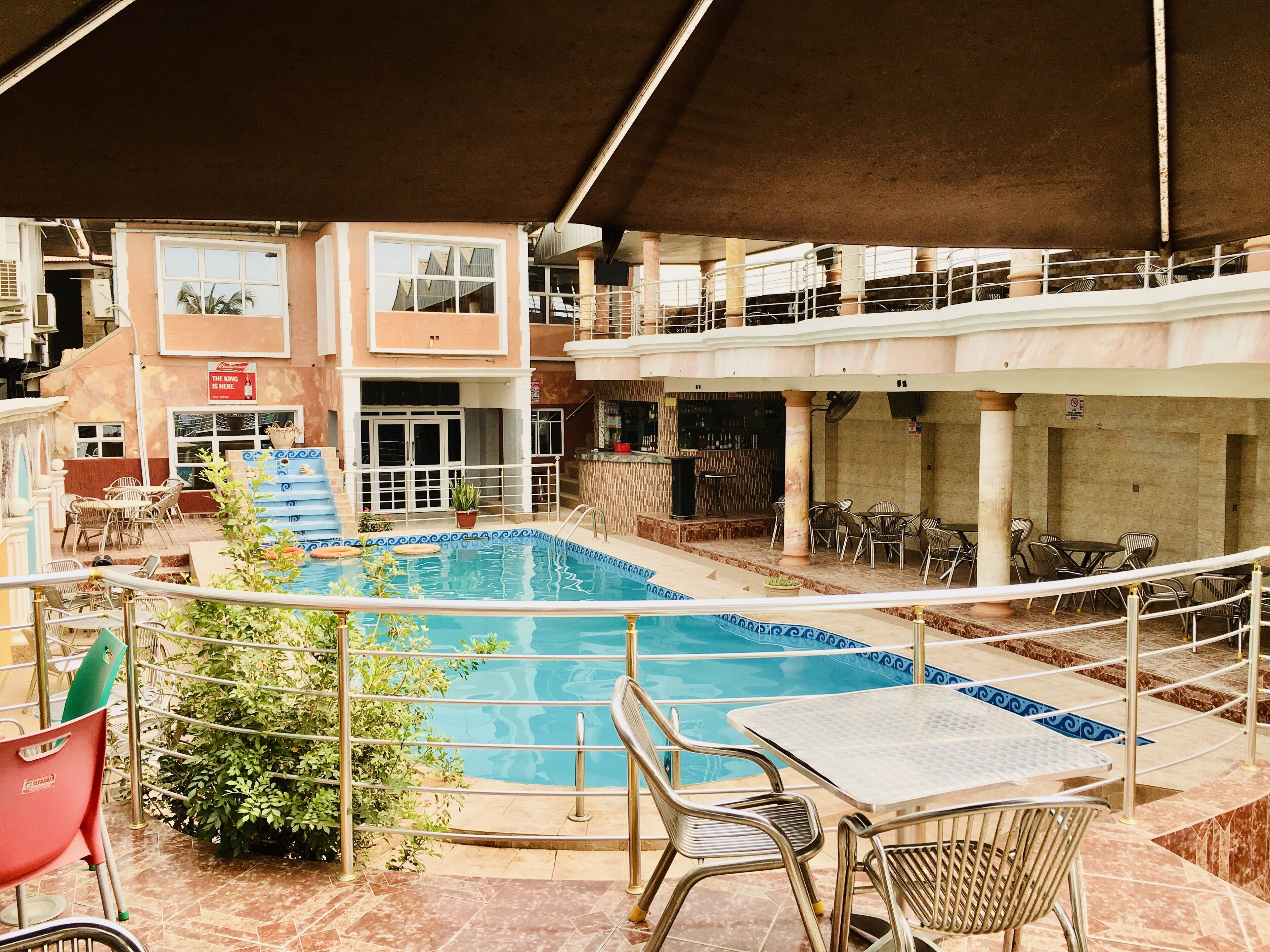 Una piscina al aire libre