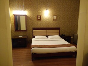 1 bedroom, premium bedding, in-room safe, desk