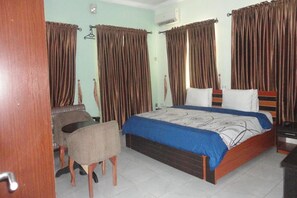 Executive Room | Premium bedding, desk, bed sheets - Heritage Courtyard (Abeokuta)