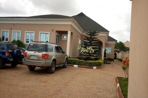 Fachada de la propiedad