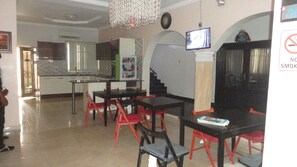 Se sirven desayunos, almuerzos y cenas; cocina local e internacional