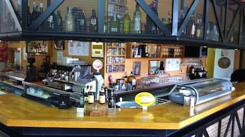 Bar (trong khuôn viên)