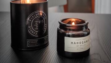 Studio | Tallelokero huoneessa, työpöytä, pimennysverhot, silitysrauta/-lauta