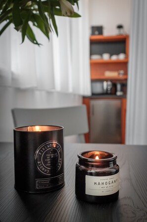 Estúdio | Cofres nos quartos, escrivaninha, cortinas blackout