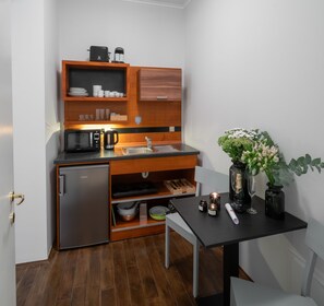 Kühlschrank, Mikrowelle, Herdplatte, Wasserkocher mit Kaffee-/Teezubehör