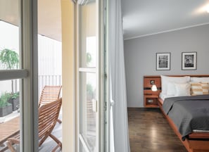 Apartamento, 1 quarto, terraço | Cofres nos quartos, escrivaninha, cortinas blackout