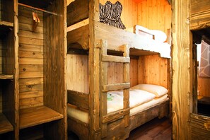 Casa de árbol tradicional, 2 habitaciones | 1 habitación, cunas gratuitas, camas extra gratis y wifi gratis