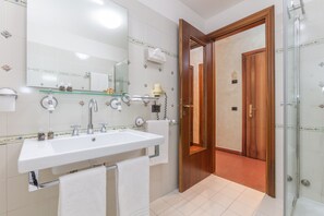 Habitación triple | Baño | Amenidades de baño gratuitas, secadora de cabello, batas, pantuflas 
