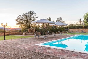 Seasonal outdoor pool, pool umbrellas, pool loungers - Hotel La Pergola (Magliano Sabina)