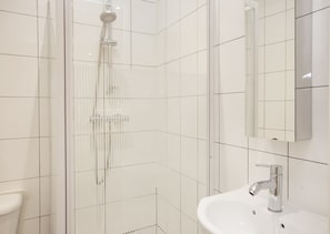 Comfort Basement Studio | Bathroom | Shower, towels