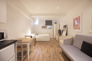 Individually decorated, individually furnished, iron/ironing board - Shoreditch Studios by Allô Housing (London)