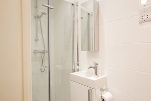 Douche, serviettes fournies