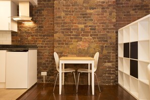 Fridge, microwave, oven, coffee/tea maker - Shoreditch Studios by Allô Housing (London)