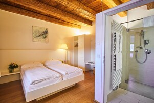 Minibar, caja de seguridad en la habitación, escritorio y cunas 