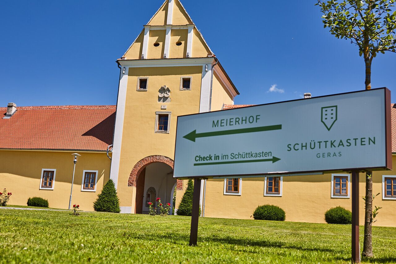A sign indicating directions to Meierhof and Schüttkasten in Geras.