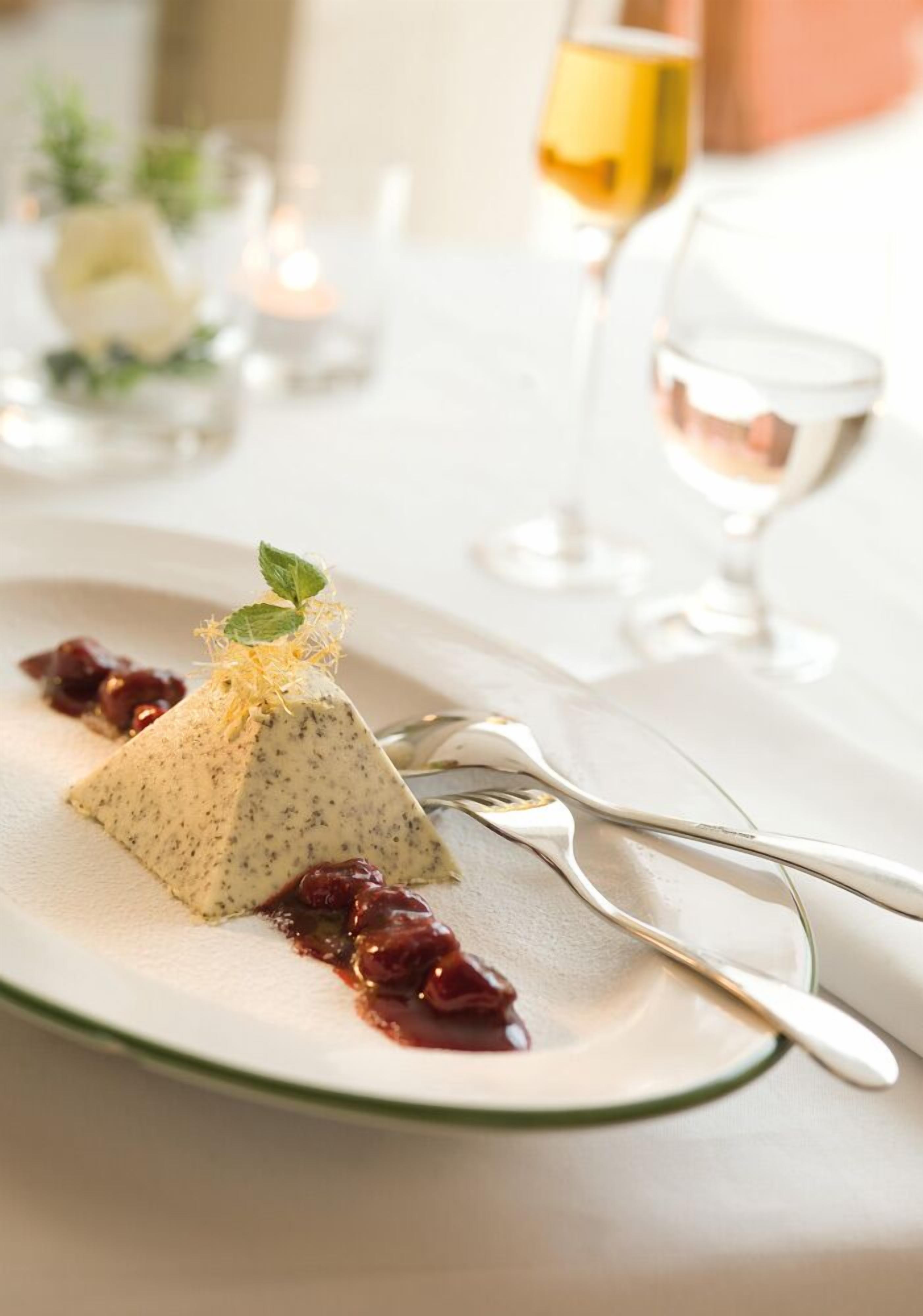 Postre en un plato con un tenedor y una cuchara a un lado.