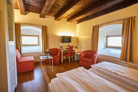 Comfort Double Room (Schuettkasten Gross) | Minibar, in-room safe, desk, cribs/infant beds. Schüttkasten Geras