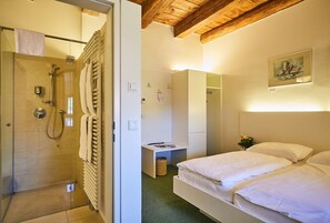 Habitación doble clásica (Schuettkasten Klein) | Minibar, caja de seguridad en la habitación, escritorio y cunas 