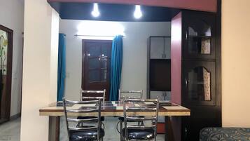 Apartamento exclusivo, 2 quartos, para fumantes, vista para a cidade | Área de estar | TV LCD 32 polegadas com canais via satélite, TV