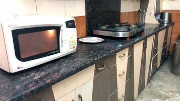 Exclusive Apartment, 2 Bedrooms, Smoking, City View | Private kitchen