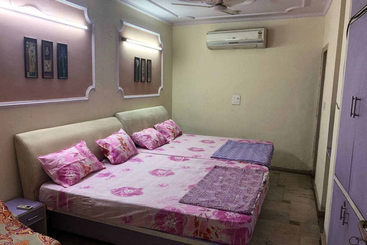 Business Quadruple Room, 2 Queen Beds | Desk, iron/ironing board, WiFi (free), bed sheets