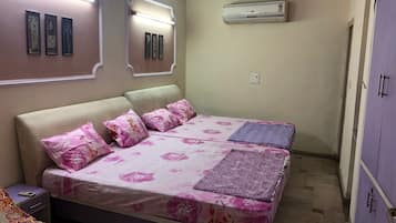 Quarto quádruplo empresarial, 2 camas Queen | Escrivaninha, ferros/tábuas de passar roupa, Wi-Fi de cortesia