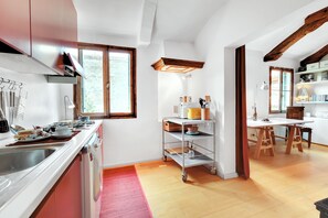 Apartamento | Cocina privada | Frigorífico, horno, placa de cocina y cafetera o tetera