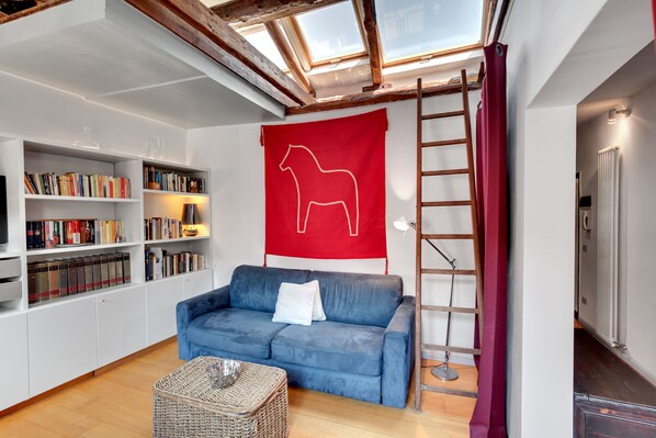 Apartamento | Zona de estar | Una televisión de pantalla plana