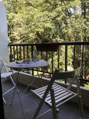 Double Room, Balcony | Desk, free cribs/infant beds, free WiFi, bed sheets - El Malecon (Sarria)