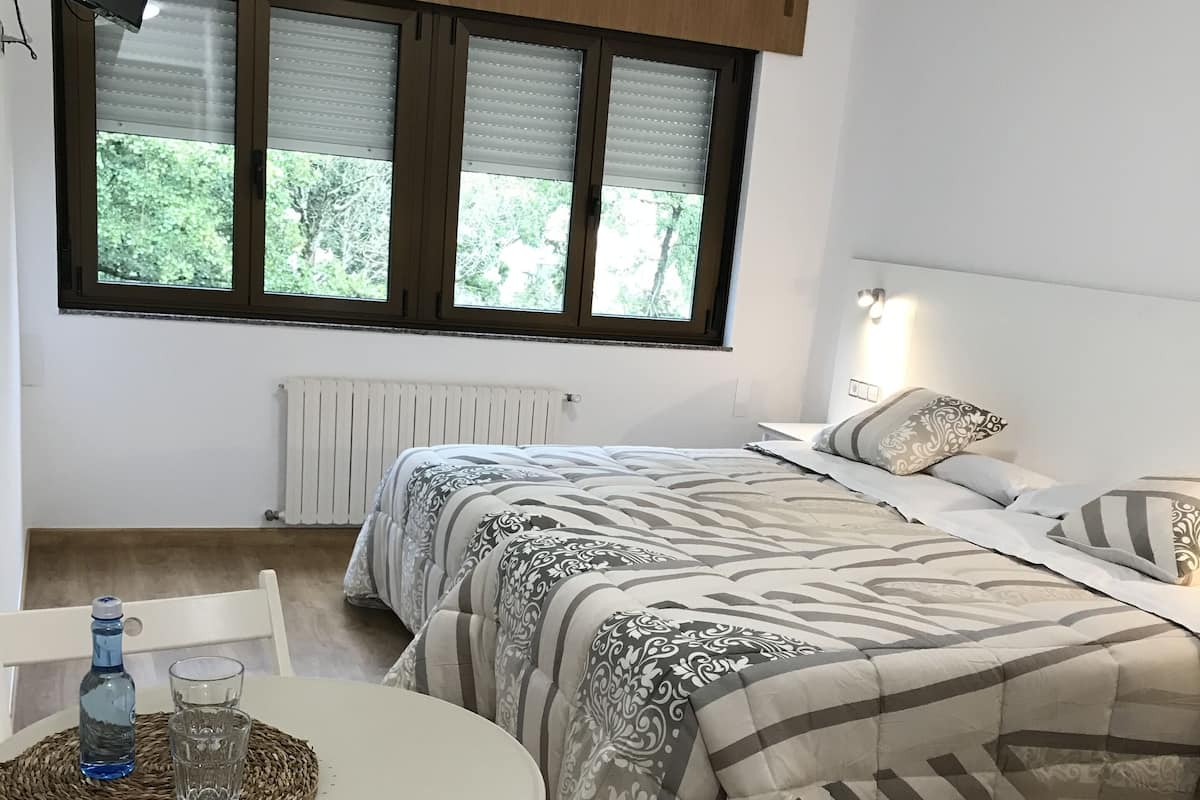 Tweepersoonskamer | Een bureau, gratis babybedden, gratis wifi, beddengoed