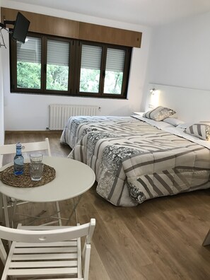Double Room | Desk, free cribs/infant beds, free WiFi, bed sheets - El Malecon (Sarria)