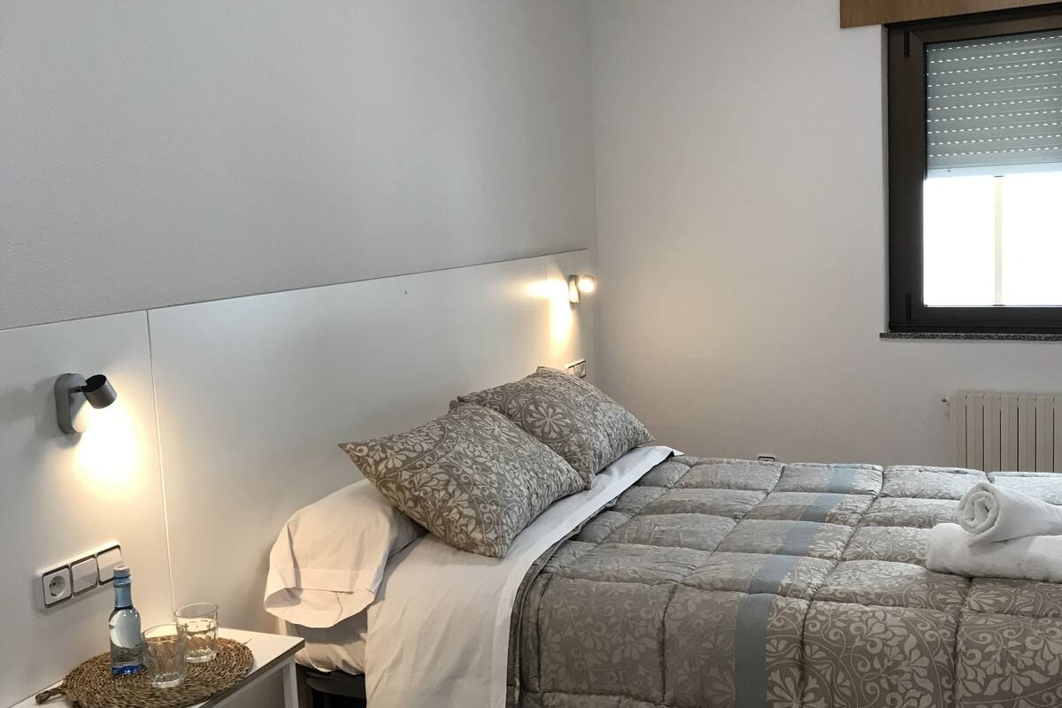 Eenpersoonskamer | Een bureau, gratis babybedden, gratis wifi, beddengoed