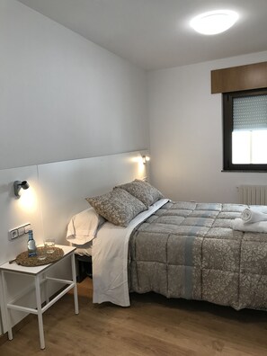Single Room | Desk, free cribs/infant beds, free WiFi, bed sheets - El Malecon (Sarria)