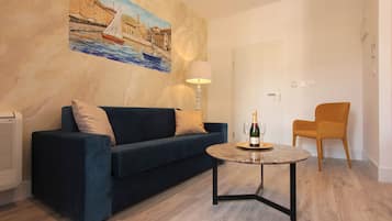 Deluxe-dobbeltværelse - balkon | Pengeskab på værelset, skrivebord, mørklægningsgardiner, lydisolering