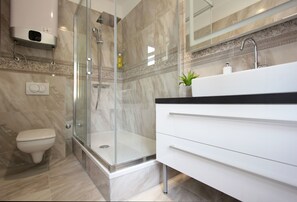 Quarto casal luxo, sacada | Banheiro | Chuveiro, chuveiro com efeito de chuva, produtos de toalete grátis 