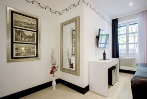 In-room safe, desk, blackout curtains, soundproofing - Well Of Life Luxury Rooms (Split)