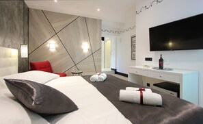 Zimmersafe, Schreibtisch, Verdunkelungsvorhänge, schallisolierte Zimmer