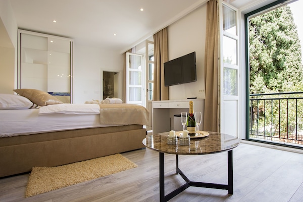 Habitación Deluxe doble, balcón | Caja fuerte, escritorio, cortinas opacas y sistema de insonorización
